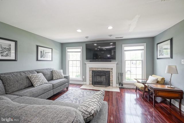 305 OLIPHANT LN, Mount Laurel, NJ 08054