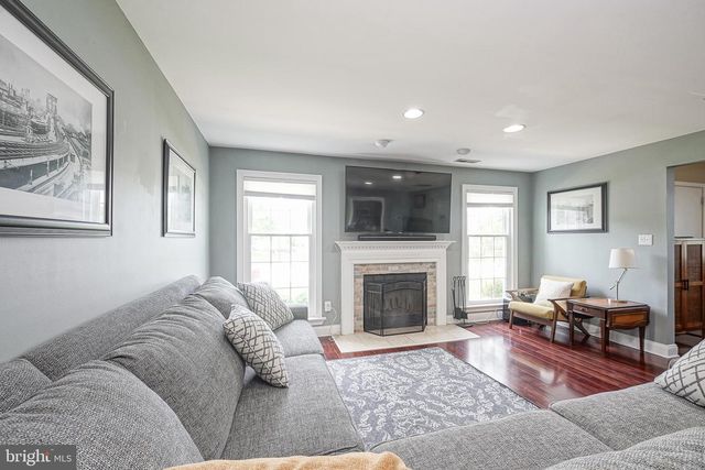 305 OLIPHANT LN, Mount Laurel, NJ 08054