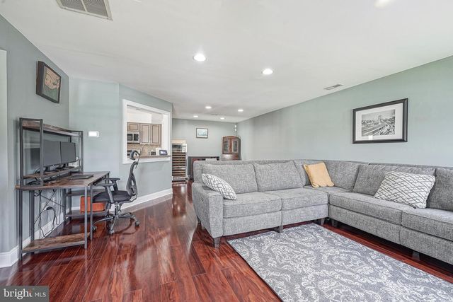 305 OLIPHANT LN, Mount Laurel, NJ 08054