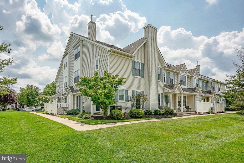 305 OLIPHANT LN, Mount Laurel, NJ 08054
