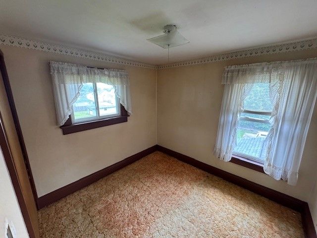 521 McClure, Sharon, PA 16146