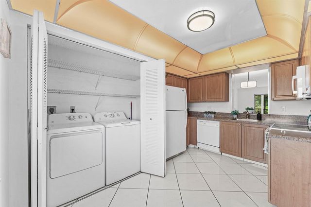 7301 Amberly Lane 402, Delray Beach, FL 33446