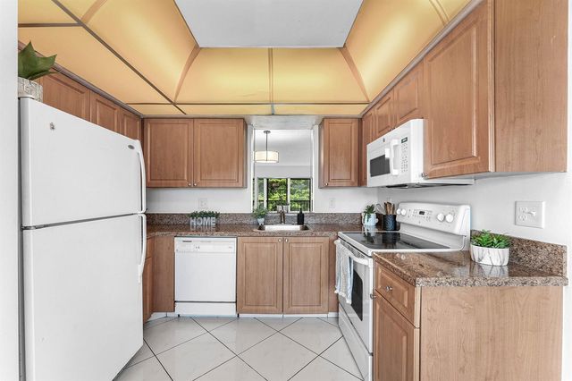 7301 Amberly Lane 402, Delray Beach, FL 33446