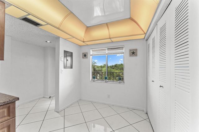 7301 Amberly Lane 402, Delray Beach, FL 33446