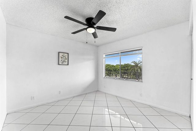 7301 Amberly Lane 402, Delray Beach, FL 33446