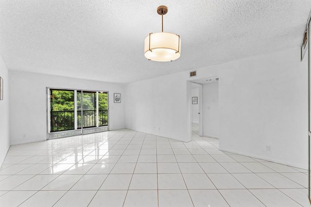 7301 Amberly Lane 402, Delray Beach, FL 33446