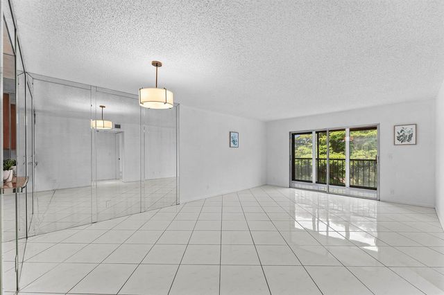 7301 Amberly Lane 402, Delray Beach, FL 33446