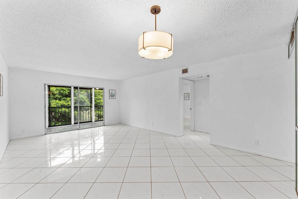 7301 Amberly Lane 402, Delray Beach, FL 33446
