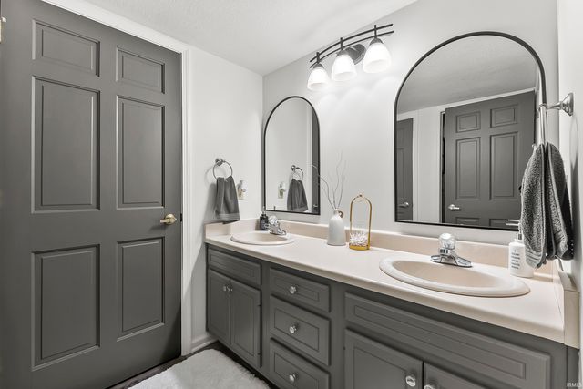 1920 Hunters Ridge Drive, Huntington, IN 46750