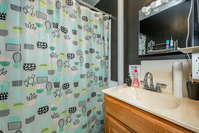 814 N 2nd Avenue E, Newton, IA 50208