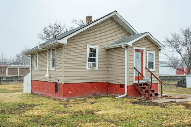 814 N 2nd Avenue E, Newton, IA 50208