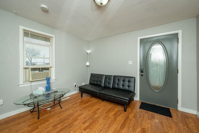 814 N 2nd Avenue E, Newton, IA 50208