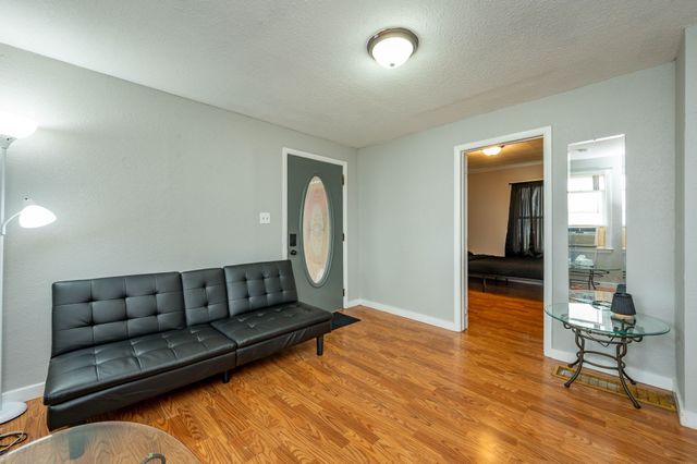 814 N 2nd Avenue E, Newton, IA 50208