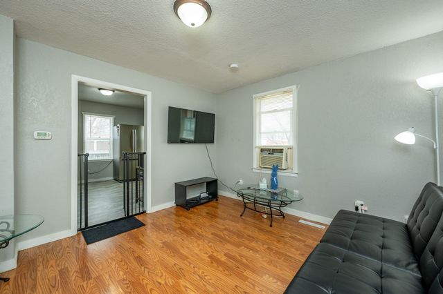 814 N 2nd Avenue E, Newton, IA 50208