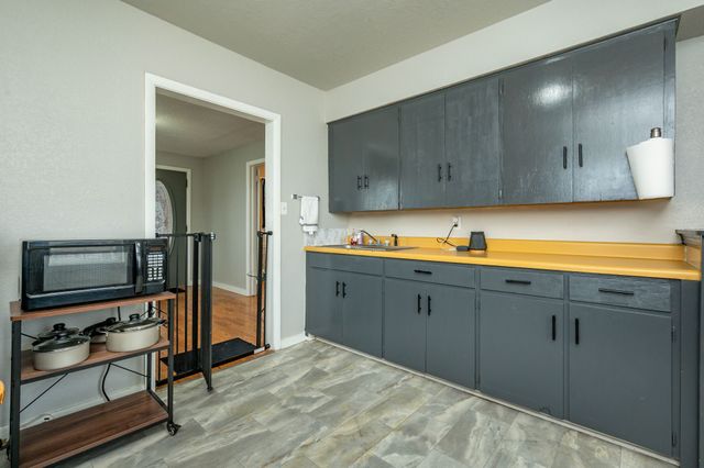 814 N 2nd Avenue E, Newton, IA 50208