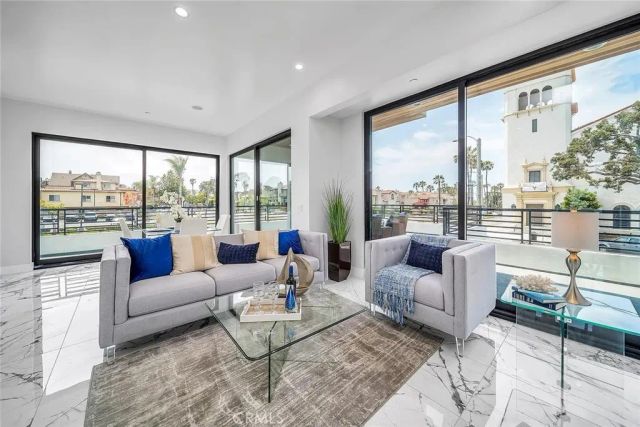 242 S Broadway, Redondo Beach, CA 90277