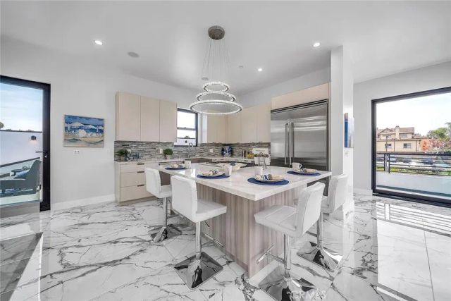 242 S Broadway, Redondo Beach, CA 90277