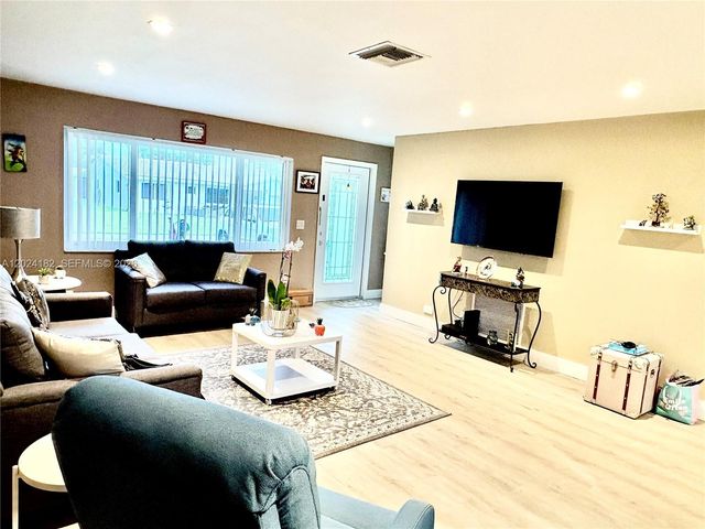 8225 NW 12th Court, Plantation, FL 33322