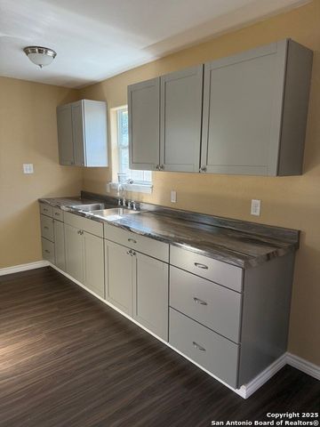 305 W Youst St, Beeville, TX 78102