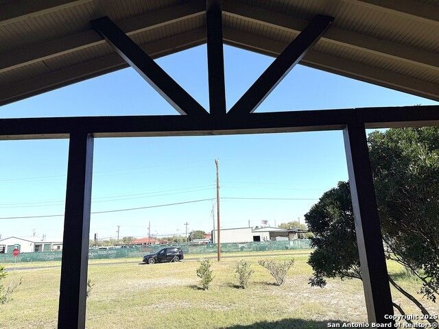 305 W Youst St, Beeville, TX 78102