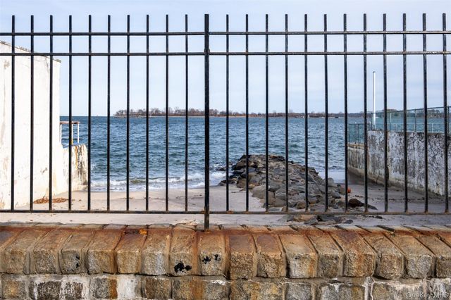 469 Minnieford Avenue, Bronx, NY 10464