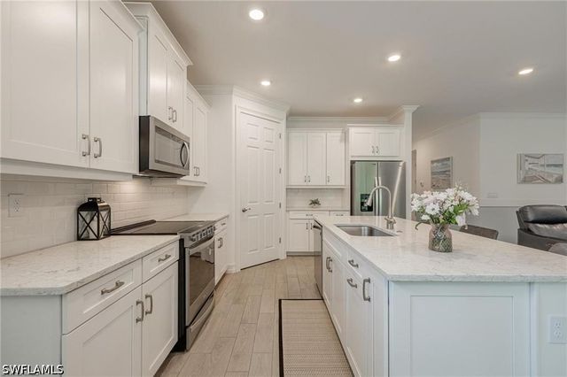 299 Tamarindo LN, Naples, FL 34114