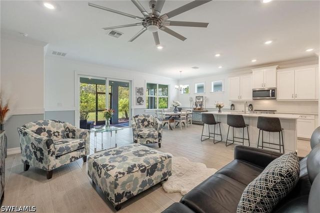 299 Tamarindo LN, Naples, FL 34114
