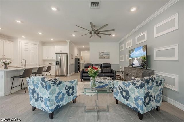 299 Tamarindo LN, Naples, FL 34114