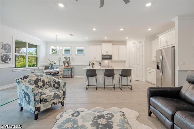 299 Tamarindo LN, Naples, FL 34114