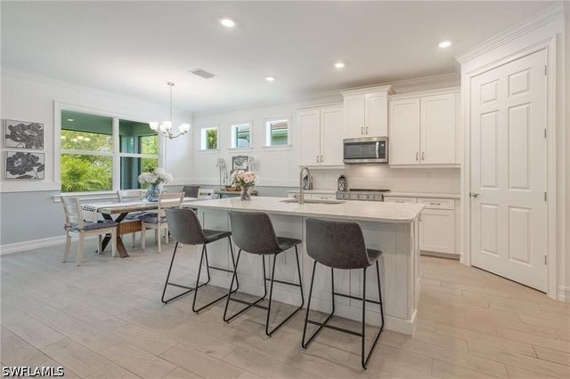 299 Tamarindo LN, Naples, FL 34114