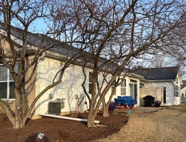 16300 Crescent Lake Drive, Crest Hill, IL 60403