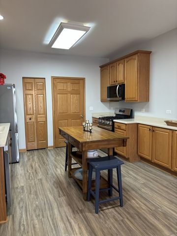 16300 Crescent Lake Drive, Crest Hill, IL 60403