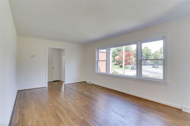 6 Linda CIR, Hampton, VA 23666