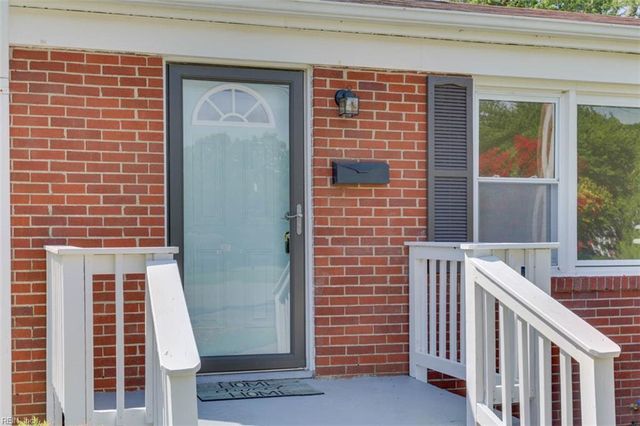 6 Linda CIR, Hampton, VA 23666