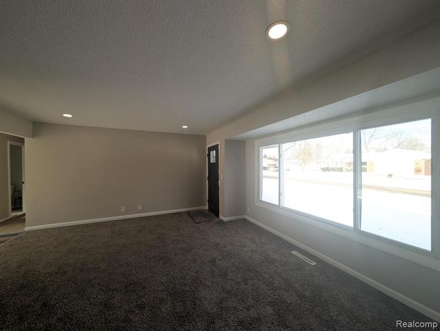 3349 Ridgecliffe Drive, Flint, MI 48532