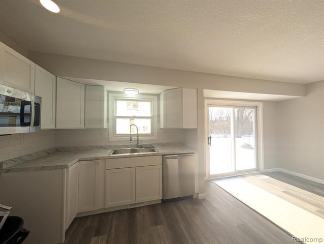 3349 Ridgecliffe Drive, Flint, MI 48532