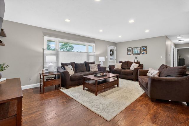 23854 W ESSEX Drive, Channahon, IL 60410