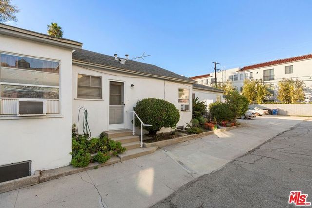 10651 Whipple Street, North Hollywood, CA 91602