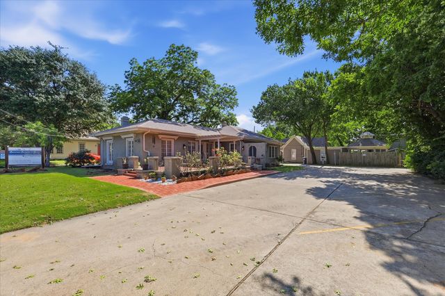 1306 N Locust Street N, Denton, TX 76201