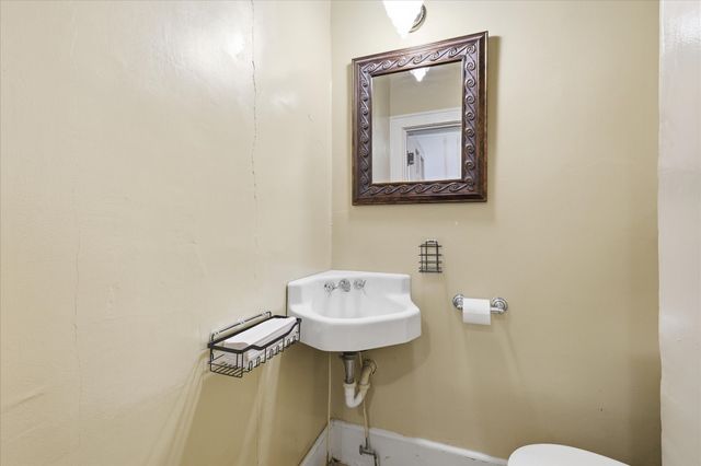 1306 N Locust Street N, Denton, TX 76201