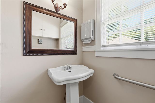 1306 N Locust Street N, Denton, TX 76201