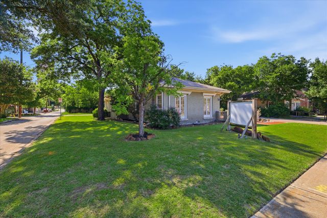 1306 N Locust Street N, Denton, TX 76201
