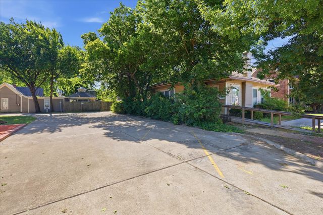 1306 N Locust Street N, Denton, TX 76201