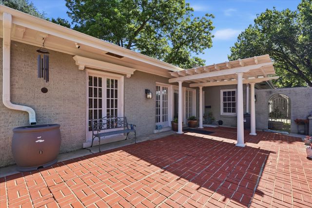 1306 N Locust Street N, Denton, TX 76201