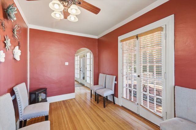 1306 N Locust Street N, Denton, TX 76201