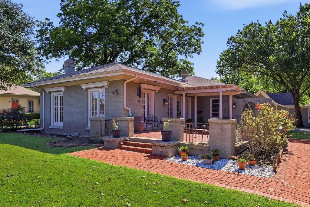 1306 N Locust Street N, Denton, TX 76201