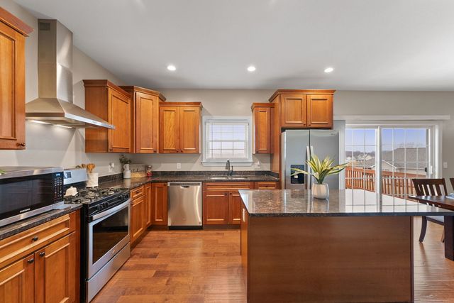 17 Blackstone Circle, Le Claire, IA 52753