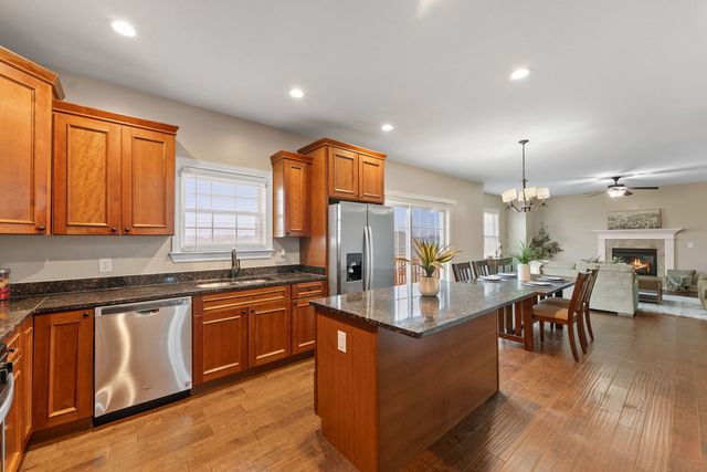 17 Blackstone Circle, Le Claire, IA 52753