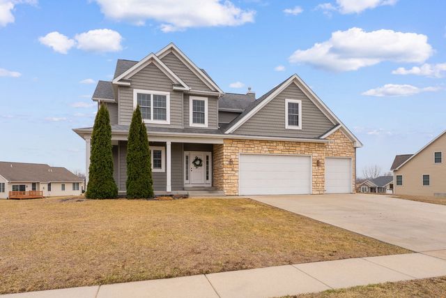 17 Blackstone Circle, Le Claire, IA 52753