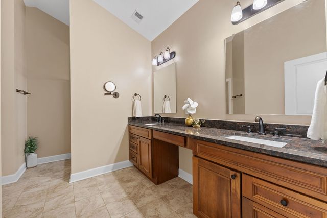 17 Blackstone Circle, Le Claire, IA 52753